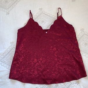 Maroon scallop tank